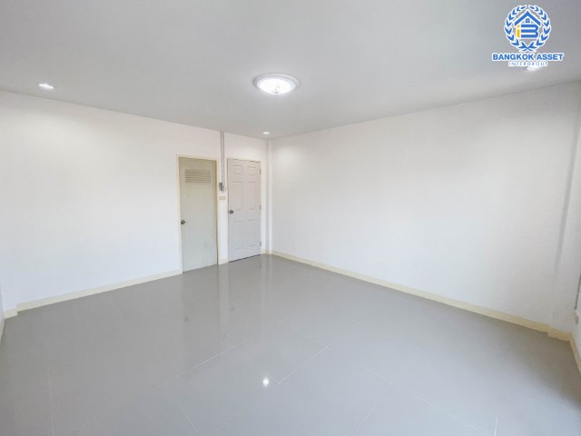 *****ทาวน์เฮ้าส์มือสองย่านนนทบุรี ม.นิวเวิลด์วิลล์ บางบัวทอง-สุพรรณบุรี บนเนื้อที่ 20 ตร.ว. ฟังก์ชัน 2 ห้องนอน 2 ห้องน้ำ 1 ที่จอดรถ แถมฟรี! 1 เครื่องปรับอากาศ เดินทางสะดวก หน้าโครงการติดถ.บางบัวทอง-สุพรรณบุรี เชื่อมต่อหลายเส้นทาง ถ.กาญจนาภิเษก ถ.สะพานนนทบุรี-บางบัวทอง